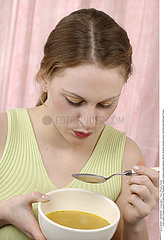 ALIMENTATION FEMME SOUPE!!WOMAN EATING SOUP