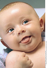 PORTRAIT NOURRISSON RIRE PORTRAIT OF AN INFANT LAUGHING