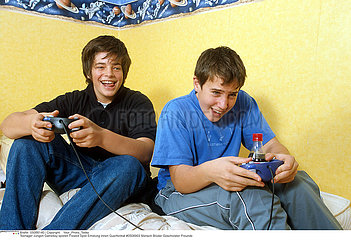INTERIEUR JEU VIDEO ADOLESCENT ADOLESCENT PLAYING VIDEO GAME