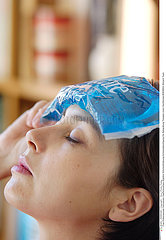THERAPEUTIQUE GLACE TREATMENT USING ICE