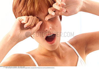 BAILLEMENT FEMME YAWNING WOMAN