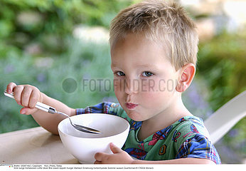 ALIMENTATION ENFANT PETIT DEJ. CHILD EATING BREAKFAST