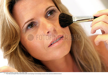 SOINS MAQUILLAGE FEMME WOMAN PUTTING ON MAKE-UP