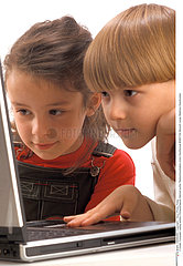INFORMATIQUE UTILISATEUR ENFANT CHILD AT A COMPUTER