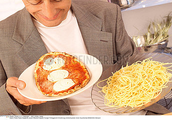 ALIMENTATION HOMME REPAS MAN EATING A MEAL