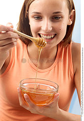 ALIMENTATION FEMME SUCRERIE WOMAN EATING SWEETS