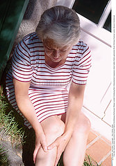 DOULEUR JAMBE 3EME AGE!!LEG PAIN IN AN ELDERLY PERSON