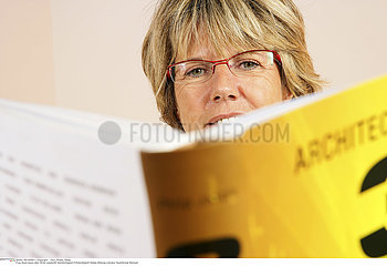 LECTURE 3EME AGE!!ELDERLY PERSON READING