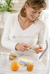ALIMENTATION FEMME PETIT DEJ.!!WOMAN EATING BREAKFAST