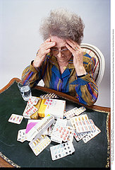 THERAPEUTIQUE 3EME AGE!!ELDERLY PERSON TAKING MEDICATION