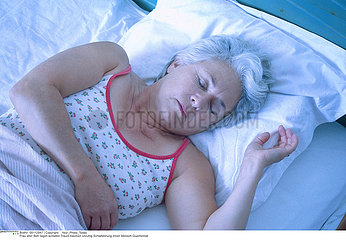 SOMMEIL 3EME AGE!!ELDERLY PERSON SLEEPING
