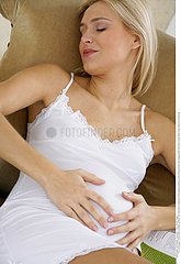 FEMME ENCEINTE INTERIEUR REPOS!!PREGNANT WOMAN RESTING