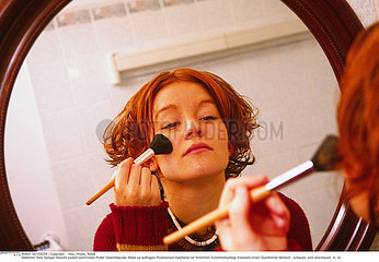 SOINS MAQUILLAGE ADOLESCENT!!ADOLESCENT PUTTING ON MAKE-UP