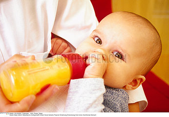 ALIMENTATION NOURRISSON BIBERON!!INFANT DRINKING FROM BABY BOTTLE