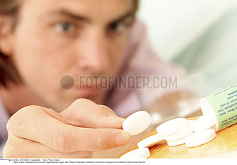 THERAPEUTIQUE HOMME!!MAN TAKING MEDICATION