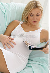 FEMME ENCEINTE INTERIEUR LECTURE!!PREGNANT WOMAN INOORS READING