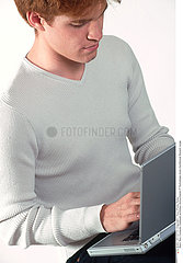 INFORMATIQUE UTILISATEUR ADO!!TEENAGER AT A COMPUTER