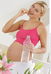 FEMME ENCEINTE ALIMENTATION!!PREGNANT WOMAN EATING
