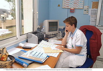 INFIRMIERE DOSSIER!!NURSE WITH PATIENT'S RECORD