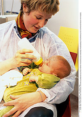 ALIMENTATION NOURRISSON BIBERON!!INFANT DRINKING FROM BABY BOTTLE