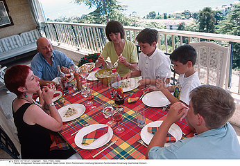 ALIMENTATION FAMILLE REPAS!!FAMILY EATING A MEAL