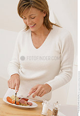 ALIMENTATION FEMME REPAS!!WOMAN EATING A MEAL