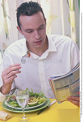 ALIMENTATION HOMME CRUDITE!!MAN EATING SALAD