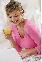 BOISSON FROIDE FEMME!!WOMAN WITH COLD DRINK