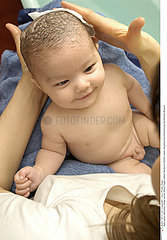 BAIN NOURRISSON!!INFANT TAKING A BATH