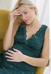 FEMME ENCEINTE INTERIEUR DOULEUR!!PREGNANT WOMAN IN PAIN  INDOORS