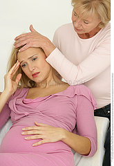 FEMME ENCEINTE INTERIEUR DOULEUR!!PREGNANT WOMAN IN PAIN  INDOORS