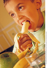 ALIMENTATION ENFANT FRUIT!!CHILD EATING FRUIT