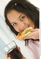 ALIMENTATION ADOLESCENT SANDWICH!!ADOLESCENT EATING A SANDWICH