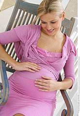 FEMME ENCEINTE INTERIEUR REPOS!!PREGNANT WOMAN RESTING