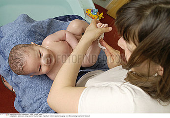 BAIN NOURRISSON!!INFANT TAKING A BATH