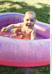 EXTERIEUR JEU EAU NOURRISSON!!INFANT PLAYING W. WATER OUTDOORS