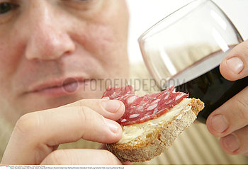 ALIMENTATION HOMME CHARCUTERIE!!MAN EATING PORK MEAT