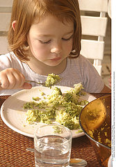 ALIMENTATION ENFANT REPAS!!CHILD EATING A MEAL
