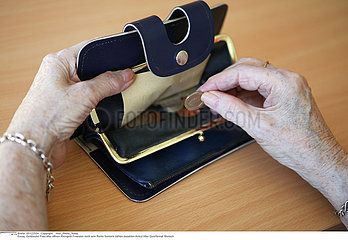 ARGENT 3EME AGE!!ELDERLY PERSON WITH MONEY