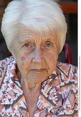 PORTRAIT FEMME +65ANS!!PORTRAIT OF +65 YR-OLD WOMAN