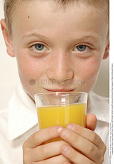 BOISSON FROIDE ENFANT!!CHILD WITH COLD DRINK