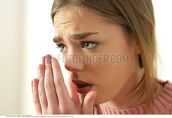 TOUX FEMME!!WOMAN COUGHING