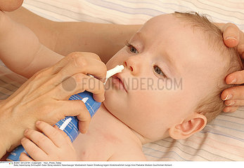 AEROSOL ENFANT NEZ!!CHILD USING NOSE SPRAY
