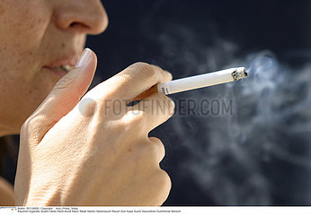 TABAC FEMME!!WOMAN SMOKING