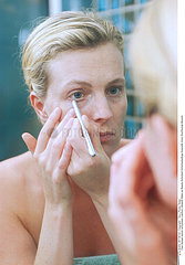 SOINS MAQUILLAGE FEMME!!WOMAN PUTTING ON MAKE-UP
