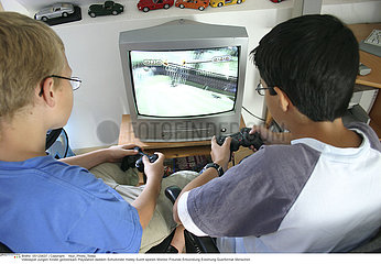 INTERIEUR JEU VIDEO ADOLESCENT!!ADOLESCENT PLAYING VIDEO GAME