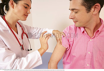 VACCIN HOMME!VACCINATING A MAN