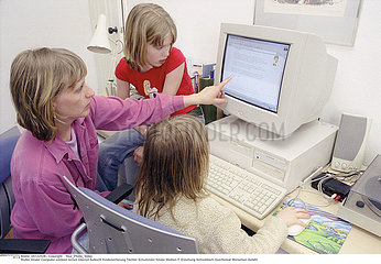 INFORMATIQUE UTILISATEUR ENFANT!!CHILD AT A COMPUTER