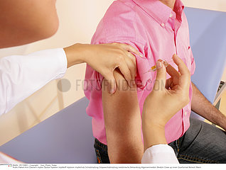 VACCIN HOMME!VACCINATING A MAN