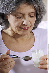 ALIMENTATION 3EME AGE LAITAGE!!ELDERLY PERSON  DAIRY PRODUCT